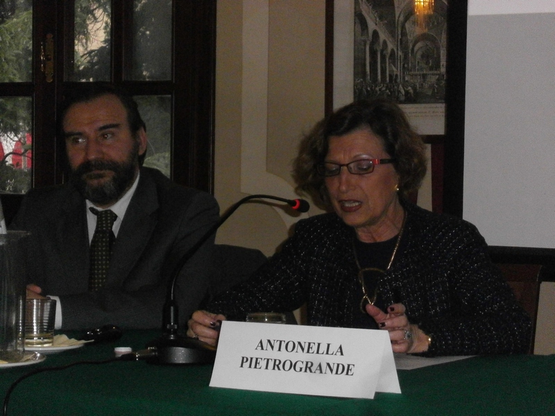 Introduzione alla Tavola rotonda da parte del Moderatore, Prof.ssa Antonella Pietrogrande del Gruppo Giardino Storico dell Università di Padova.Al Tavolo dei relatori (sx): Prof. Marco Devecchi (Università di Torino), [Foto di Luis Carlos Barbato].