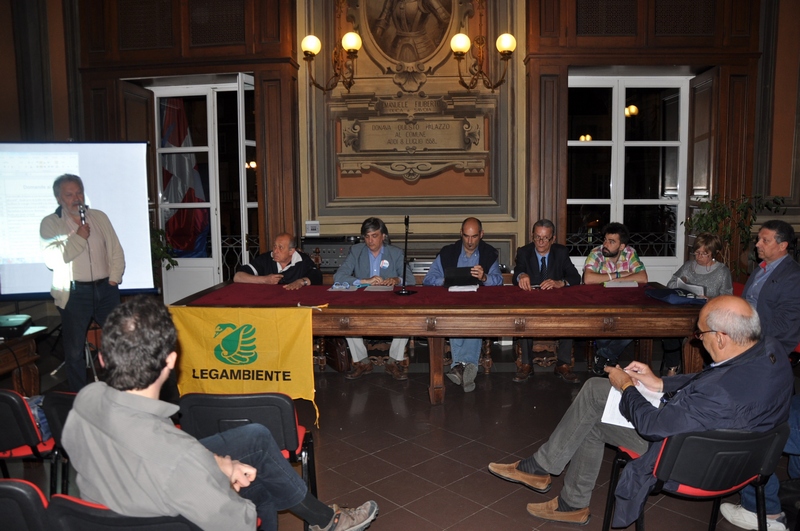 Apertura dei lavori dell incontro pubblico con i Candidati della Provincia di Asti al Consiglio regionale a sui temi di politica ambientale presso l ex Sala consiliare del Comune di Asti da parte di Giancarlo Dapavo (Circolo Legambiente Gaia di Asti). Al tavolo dei relatori da (sx): Gian Emilio Varni (L altro Piemonte a sinistra - no TAV), Pietro Ricca (Destre unite - Pichetto), Fabio Martina (M5S - Beppegrillo.it), Enzo Sobrino (SEL . Chiamparino Presidente), Davide Scaiola (Lega Nord), Maddalena Berrino (L altro Piemonte a sinistra - no TAV) e Paolo Maccagno (NCD).