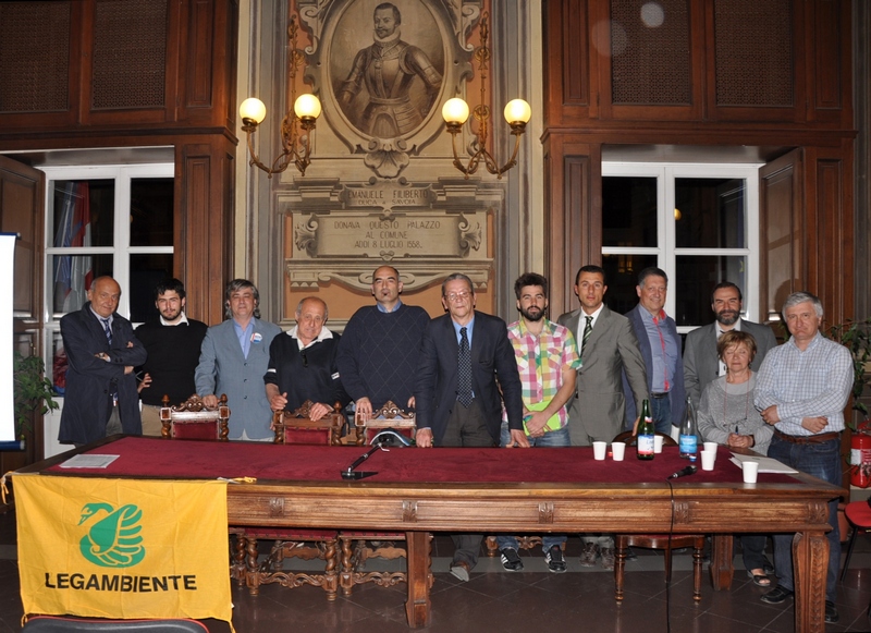 Foto ricordo al termine della serata di pubblico confronto con i Candidati della Provincia di Asti al Consiglio regionale a sui temi di politica ambientale presso l ex Sala consiliare del Comune di Asti: da (sx) Giornalista, Beppe Rovera, curatore, programma televisivo di RAI3, Ambiente Italia, Michele Miravalle (PD - Chiamparino Presidente), Pietro Ricca (Destre unite - Pichetto), Gian Emilio Varni (L altro Piemonte a sinistra - no TAV), Fabio Martina (M5S - Beppegrillo.it), Davide Scaiola (Lega Nord), Maddalena Berrino (L altro Piemonte a sinistra - no TAV), Enzo Sobrino (SEL . Chiamparino Presidente), Davide Scaiola (Lega Nord), Giorgio Caracciolo (UDC), Paolo Maccagno (NCD), Marco Devecchi (Presidente dell Osservatorio del Paesaggio per il Monferrato e l Astigiano), Maddalena Berrino (L altro Piemonte a sinistra - no TAV), Angelo Porta (Presidente del Circolo Legambiente Valtriversa) [Foto di Giancarlo Dapavo].