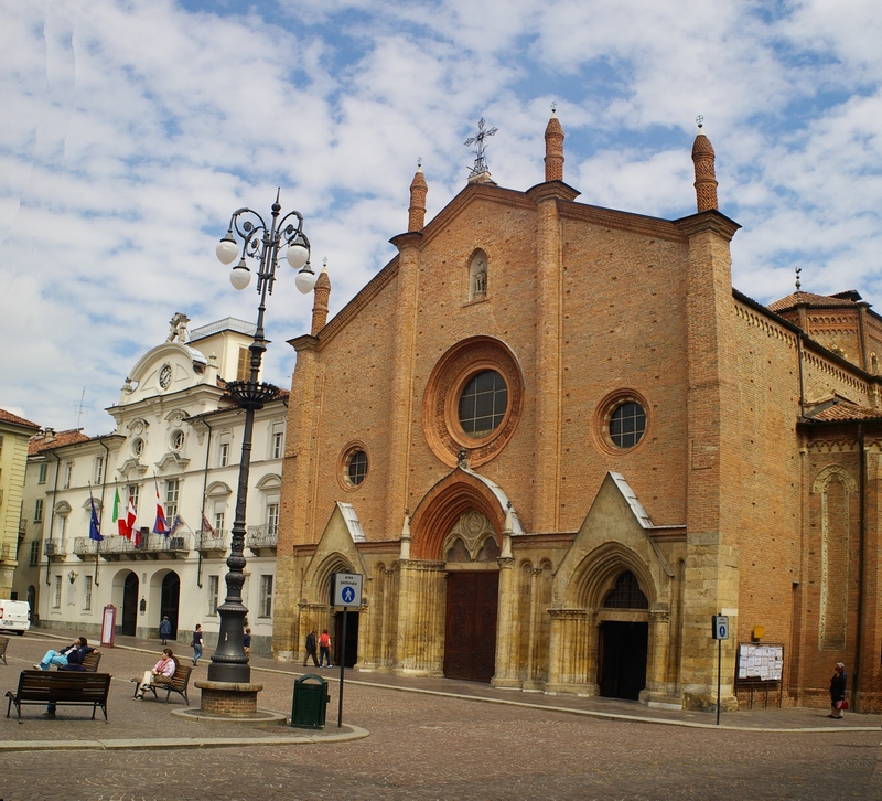 Veduta della Collegiata di San Secondo e dell adiacente Municipio di Asti, ove si è tenuto presso l ex Sala Consiliare  l incontro di approfondimento sui temi di politica ambientale con i candidati della Provincia di Asti al Consiglio regionale del Piemonte.