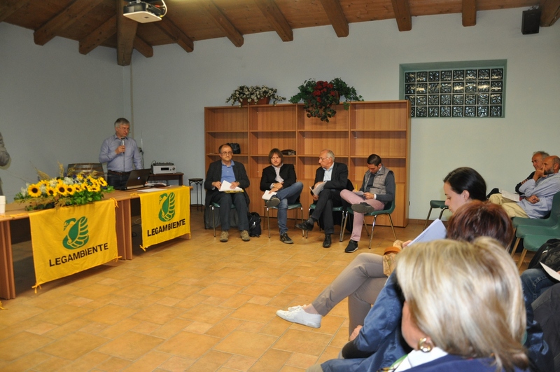 Presentazione dell iniziativa da parte di Angelo Porta (Presidente del Circolo Legambiente Valtriversa) [Foto di Mirella Zitti].