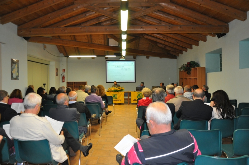 Veduta del folto ed attento pubblico presente all incontro di approfondimento sui temi ambientali e paesaggistici con i candidati sindaci della Valtriversa [Foto di Mirella Zitti].