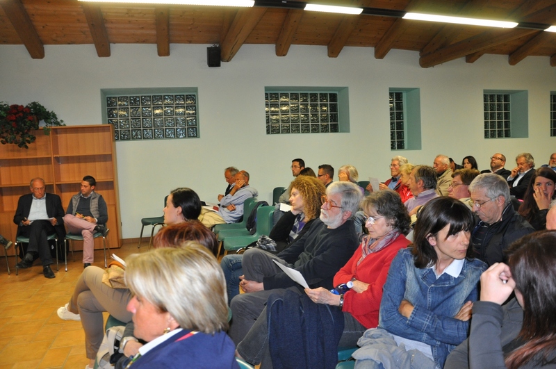 Veduta del folto ed attento pubblico presente all incontro di approfondimento sui temi ambientali e paesaggistici con i candidati sindaci della Valtriversa [Foto di Mirella Zitti].