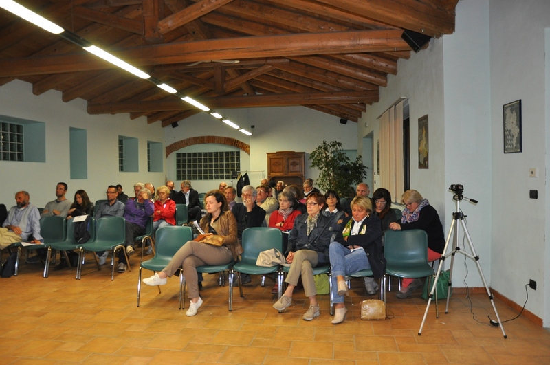 Veduta del folto ed attento pubblico presente all incontro di approfondimento sui temi ambientali e paesaggistici con i candidati sindaci della Valtriversa [Foto di Mirella Zitti].