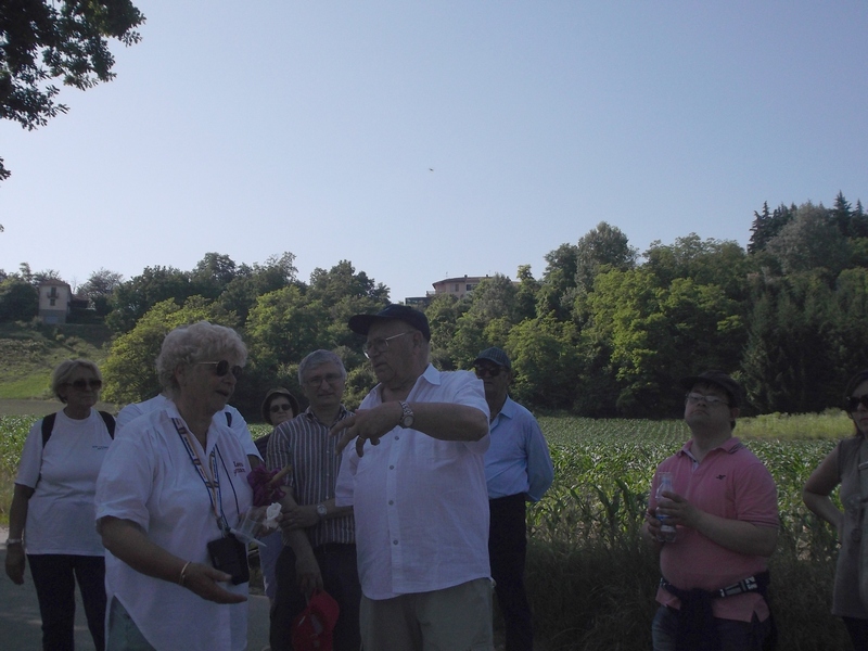 Riflessioni sul territorio di San Marzanotto da parte di Erildo Ferro (Osservatorio del paesaggio per il Monferrato e l Astigiano) con Agnese Argenta (Proloco di San Marzanotto) e gli altri partecipanti alla camminata.