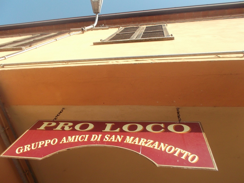 Cartello all ingresso della Pro Loco di San Marzanotto.