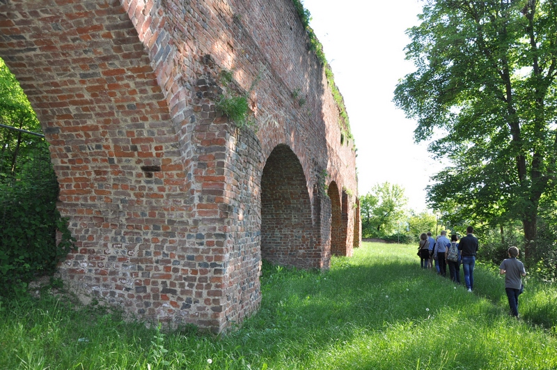 Momento della camminata lungo le antiche mura di Asti.