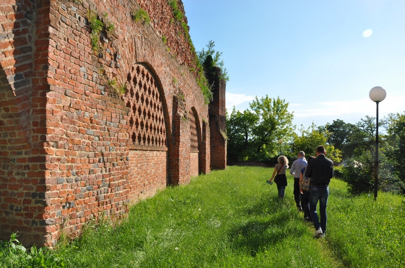 Camminata nell area verde lungo le antiche mura della Città di Asti.