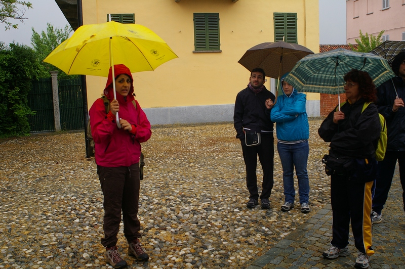 Avvio della camminata dal piazzale della Chiesa di San Pietro di Isola Villa con le riflessioni dell Arch. Francesca Cavagnino dell Associazione CulturalMente Asti [Foto di Francesco Devecchi[.