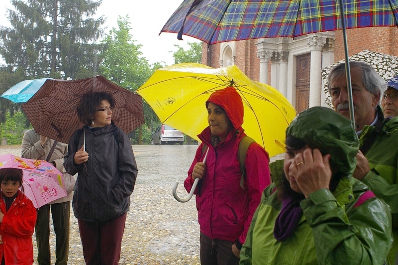 Momento della camminata "Tra pietre, vigne e paesaggi" nel piazzale della Chiesa di San Pietro ad Isola Villa nell ambito della Rassegna florovivaistica" nell ambito della rassegna florovivaistica "Fiori in Fiera" ad Isola d Asti, domenica, 27 aprile 2014. Nella foto, il Sindaco di Isola d Asti, Ing. Franco Cavagnino e l Arch. Francesca Cavagnino dell Associazione CulturalMente Asti [Foto di Francesco Devecchi].