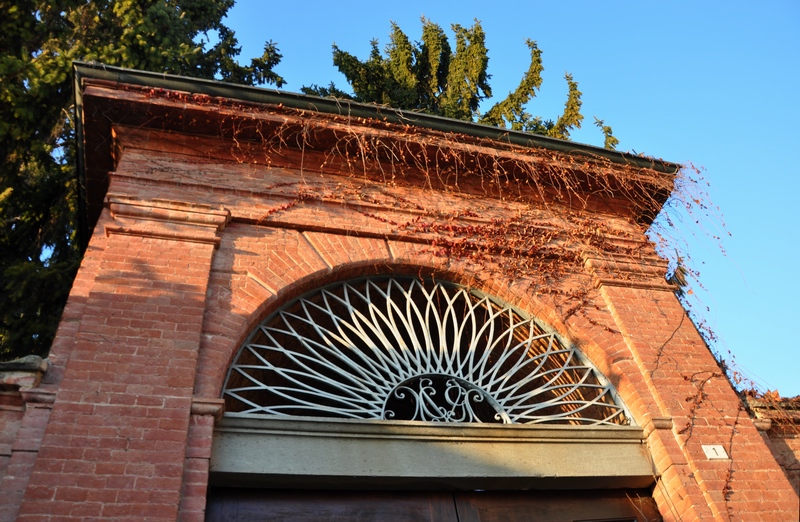 Imponente portale di accesso al Castello di Pino d Asti, quale varco concreto e al tempo stesso simbolico verso un paradiso in terra, rappresentato dal bellissimo giardino circostante il maniero.
