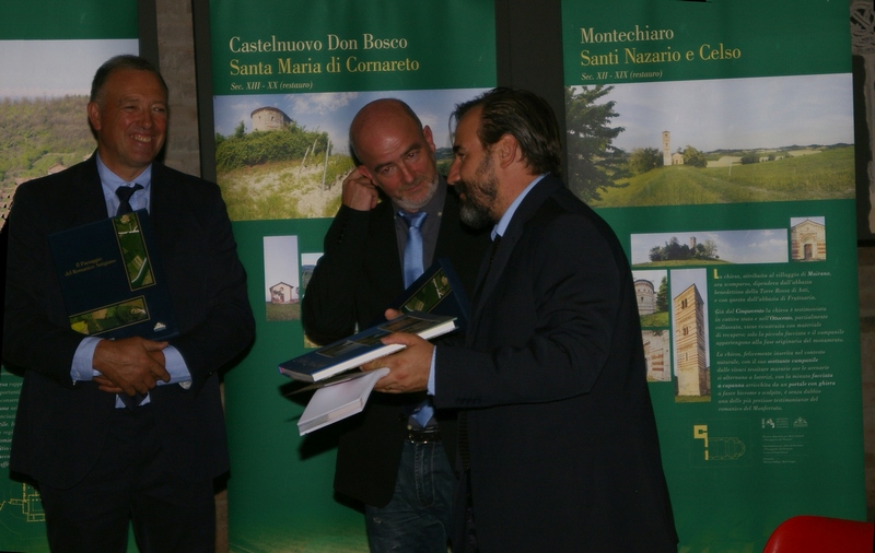 Scambio di libri da parte di  José Manuel Rodriguez Gonzalez, Oscar Borràs Pascual e Marco Devecchi [Foto di Osvaldo Ferrero].