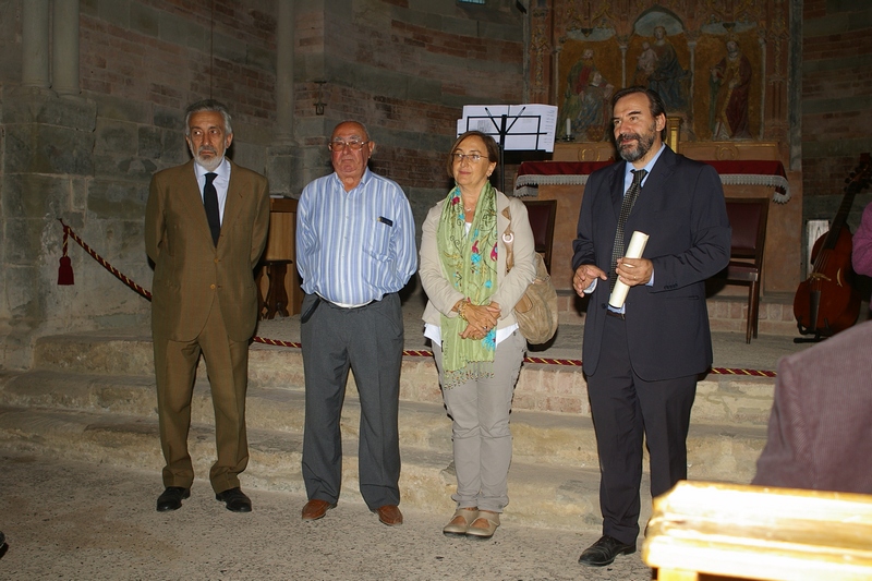 Illustrazione dell iniziativa del Premio Alfiere del Paesaggio da parte del Prof. Marco Devecchi (Presidente dell Osservatorio del paesaggio per il Monferrato e l Astigiano). Nella foto da (sx): Avv. Emilio Lombardi "Alfiere del Paesaggio 2013", Sig. Luigi Dorella "Alfiere del Paesaggio 2009" e Arch. Cristina Lucca, Direttore della Canonica di Santa Maria di Vezzolano.