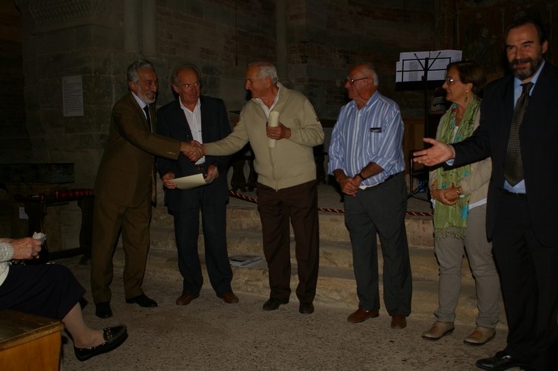 Momento della Consegna dei Riconoscimenti di "Slfiere del Paesaggio 2014" a Bruno Fattori e a  Mario Orsi, rispettivamente dei Premiati degli anni scorsi, Luigi Dorella ed Emilio Lombardi [Foto di Mirella Zitti].