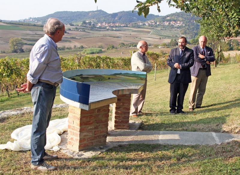 Riflessioni da parte del Prof. Marco Devecchi (Presidente dell Osservatorio del Paesaggio per il Monferrato e l Astigiano) e del Dott. Giampaolo Bardazza (Segretario dell Osservatorio del Paesaggio per il Monferrato casalese) in occasione dell inaugurazione del Diorama realizzato dall artista Silvio Manzotti nel giardino della Tenuta Castello di Razzano. [Foto di Paolo Monticone].