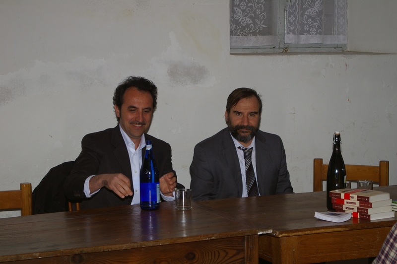 Presentazione  del libro "Il suolo è dei nostri figli" a  San Damiano presso la tavernetta della Casa parrocchiale in piazza Santi Cosma e Damiano,  con Domenico Finiguerra e Marco Devecchi [Foto di Alessandro Boano].