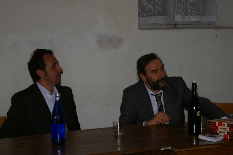 Presentazione  del libro "Il suolo è dei nostri figli" a  San Damiano presso la tavernetta della Casa parrocchiale in piazza Santi Cosma e Damiano,  con Domenico Finiguerra e Marco Devecchi. [Foto di Alessandro Boano].