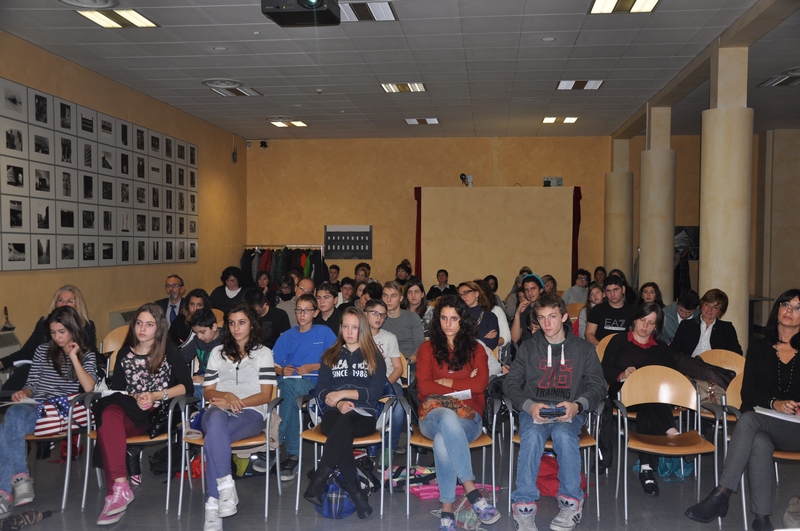 Veduta del folto ed attento pubblico presente in sala all incontro inaugurale del PERCORSO FORMATIVO 2014-2015 "DESS - Decennio dell Educazione allo Sviluppo Sostenibile: Agricoltura, Alimentazione, Salute".