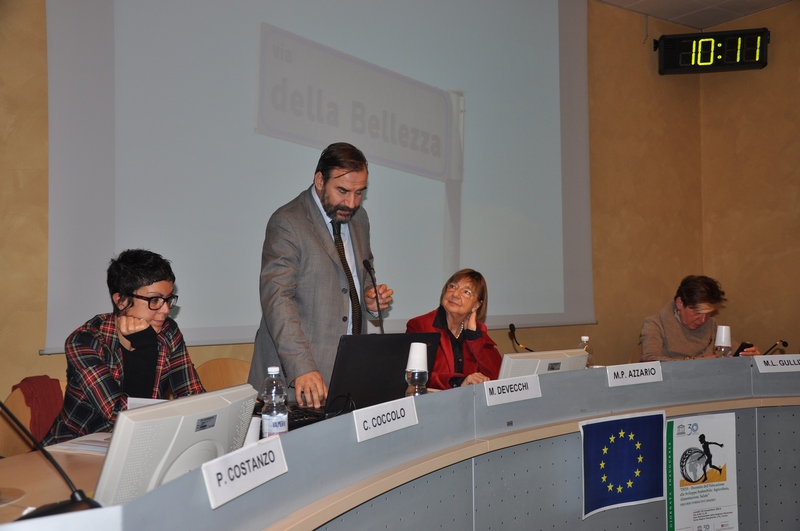 Intervento del Prof. Marco Devecchi (Docente dell Università di Torino) su "Paesaggio di qualità e sostenibilità ambientale". Al Tavolo dei relatori: la Dott.ssa Carla Coccolo, Responsabile del progetto Salone Gusto - Terra Madre, l,il Prof. Marco Devecchi, docente Università di Torino, la Prof.ssa Maria Paola Azzario, Presidente Centro UNESCO di Torino, e la Prof.ssa Maria Lodovica Gullino, Agroinnova e DISAFA, Università di Torino.