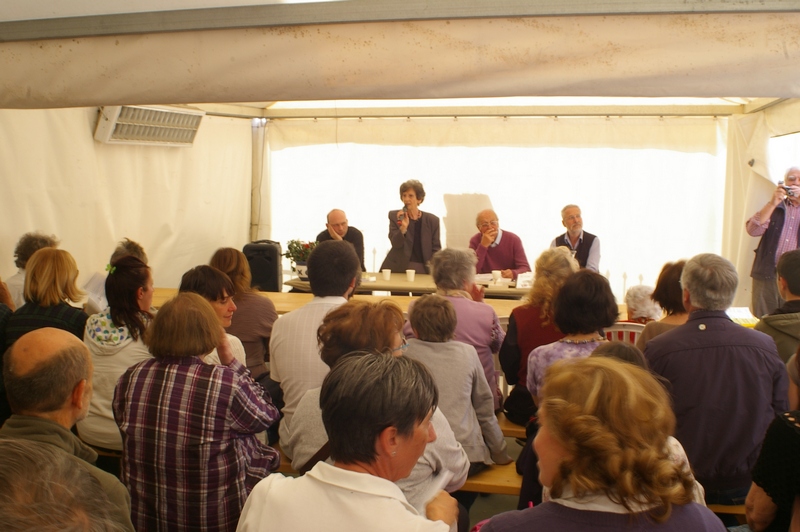 Presentazione da parte di Cinzia Caramagna (Presidente dell Associazione culturale Le Muse) dell Incontro di studio "Ri-nascere - Ri-nauturarsi". Al tavolo dei relatori: (sx) Andrea Bertaglio e (dx) Francesco Garetto e Maurixio Pallante.