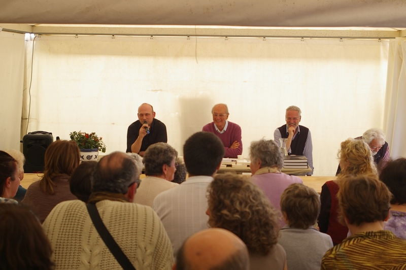 Relazione di Andrea Bertaglio. Al tavolo dei relatori (centro) Francesco Garetto e (dx) Maurizio Pallante.