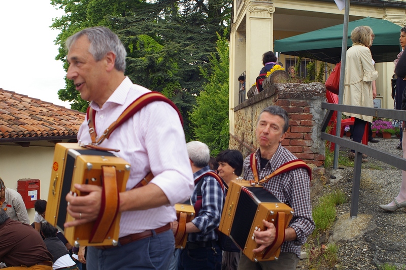 Balli in piazza con le Musiche del Gruppo Musicale "Allegri Mantici" [FOTO di Francesco Devecchi].