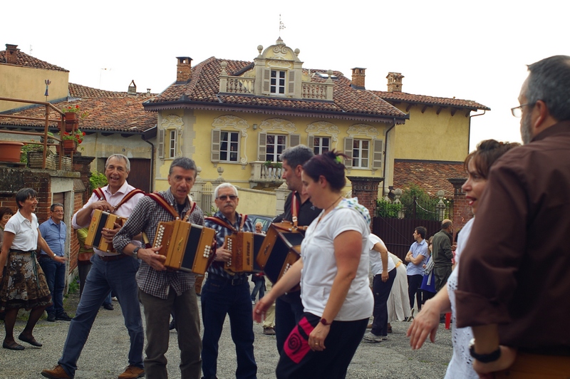Balli in piazza con le Musiche del Gruppo Musicale "Allegri Mantici" [FOTO di Francesco Devecchi].