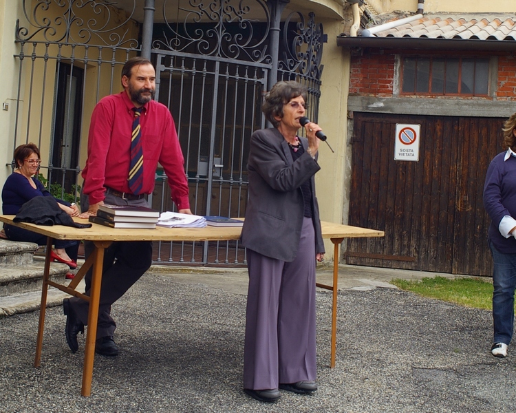 Presentazione da parte di Cinzia Caramagna (Presidente dell Associazione culturale Le Muse) del relatore Marco Devecchi (Presidente dell Osservatorio del Paesaggio per il Monferrato e l Astigiano) [FOTO di Francesco Devecchi]