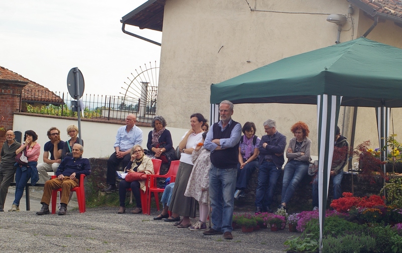 Pubblico presente nella Piazza della Chiesa di San Lorenzo di Primeglio a Passerrano Marmorito [FOTO di Francesco Devecchi]