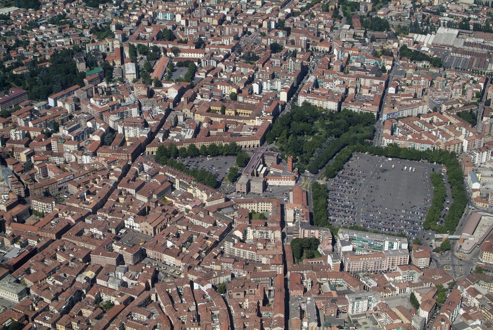 Veduta aerea della Città di Asti, il cui Piano regolatore è oggetto della richiesta di revisione per adeguarlo alle reali necessità di sviluppo urbano [Foto di Mark Cooper].