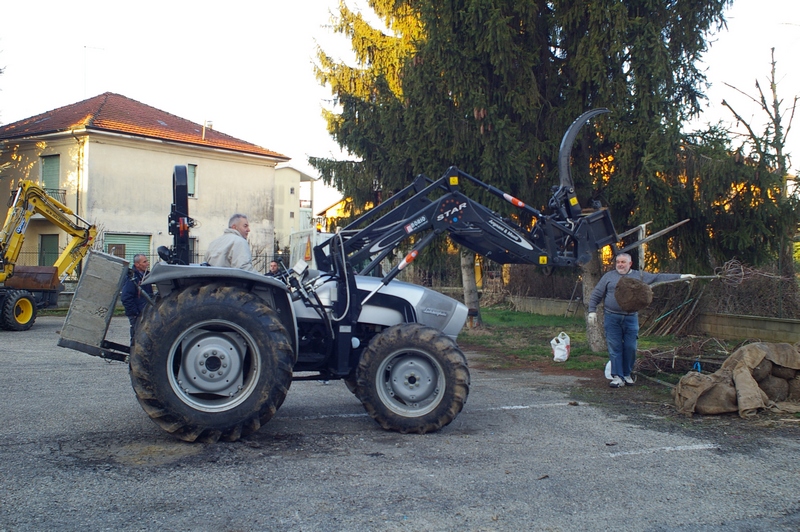 Caricamento degli alberi dal piazzale delle Scuole di Villanova d Asti, grazie all aiuto degli Alpini di Villanova e del Comune, sino alla pista ciclabile per la loro messa a dimora.