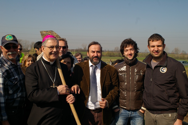 Foto ricordo di S.E. Mons. Francesco Ravinale, Vescovo di Asti, con l Ordine dei Dottori Agronomi e Dottori forestali della Provincia di Asti: (centro) Dott. Agr. Marco Devecchi (Presidente), Dott. Agr. Alessandro Risso (Tesoriere) e Dott. For. Davide Degioanni (Segretario).