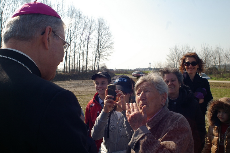 Dialogo di S.E. Mons. Francesco Ravinale, Vescovo di Asti, con le persone donatrici degli alberi messi a dimora lungo la pista ciclabile di Villanova d Asti.