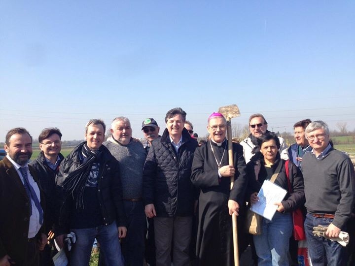 Foto ricordo dei partecipanti alla cerimonia di piantagione dei tigli lungo la pista ciclabile di Villanova d Asti. Da (sx): Dott. Agr. Marco Devecchi (Presidente dell Ordine dei Dottori agronomi e Dottori forestali della Provincia di Asti). Dott. Roberto Peretti (già Sindaco di Villanova d Asti), Dott. Christian Giordano (Sindaco di Villanova d Asti), gli Alpini della sezione di Villanova d Asti, Dott. Mario Sacco (Presidente della Camera di Commercio di Asti), Dott. Paolo Bernardinello (Associazione a difesa della piana villanovese), S.E. Mons. Francesco Ravinale, Vescovo di Asti, Laura Ortu (Vice Presidente dell Associazione a difesa della Piana villanovese) e Dott. Angelo Porta (Presidente del Circolo Legambiente Valtriversa) [Foto di Stefano Porta].