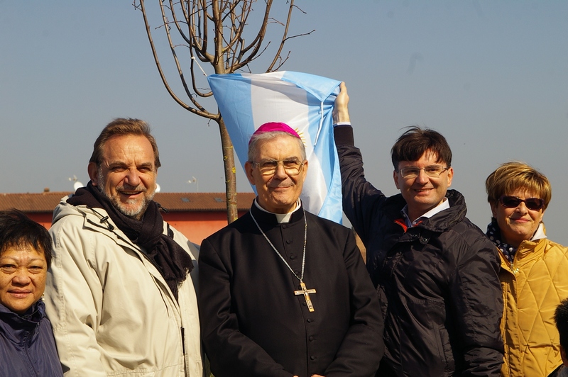 Albero dedicato del nuovo viale lungo la pista ciclabile di Villanova d Asti, dedicato all Argentina. Foto ricorda con S.E. Mons. Francesco Ravinale, Vescovo di Asti,