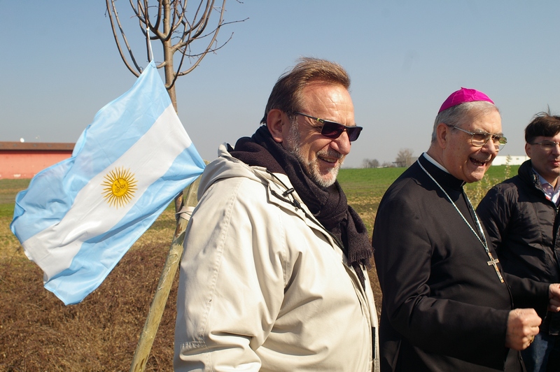 Albero dedicato del nuovo viale lungo la pista ciclabile di Villanova d Asti, dedicato all Argentina. Foto ricorda con S.E. Mons. Francesco Ravinale, Vescovo di Asti.