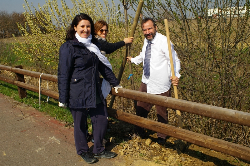 Scavo e messa a dimora di un tiglio da parte di Marco Devecchi (Osservatorio del Paesaggio per il Monferrato e l Astigiano) con altri volontari [Foto di Franco Correggia].