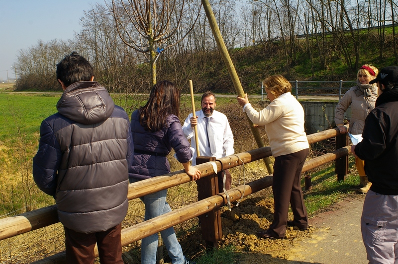 Scavo e messa a dimora di un tiglio da parte di Marco Devecchi (Osservatorio del Paesaggio per il Monferrato e l Astigiano) con altri volontari [Foto di Franco Correggia].