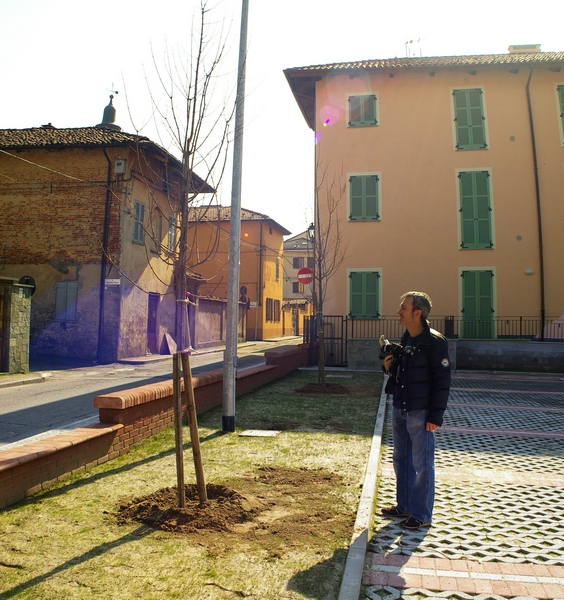 Foto ricordo con il Sindaco di Villanova d Asti, Christian Giordano nel parcheggio della casa di riposo ove sono stati posti a dimora due nuovi aceri (Acer campestre).