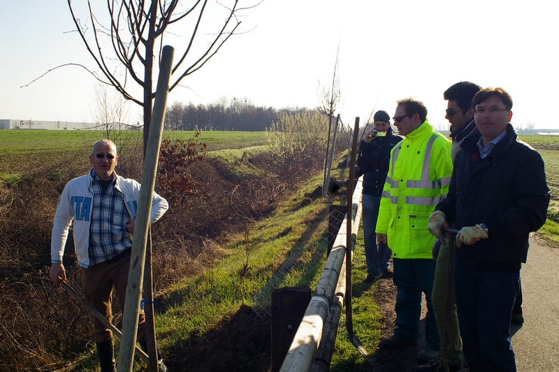 Primo albero messo a dimora lungo la pista ciclabile. Nella foto il Sindaco di Villanova d Asti, Dott. Christian Giordano, e il precedente Sindaco, Roberto Peretti.