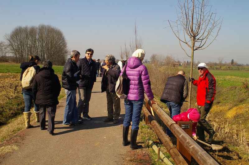 Volontari all opera per la realizzazione della nuova alberata lungo la pista ciclabile di Villanova d Asti [Foto di Franco Correggia].