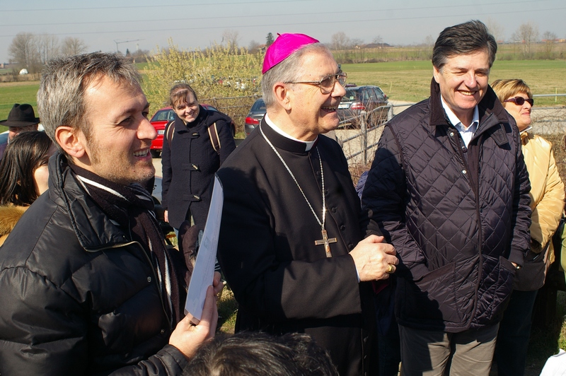 Foto ricordo con il Sindaco di Villanova d Asti, Dott. Christian Giordano, S.E. Mons. Francesco Ravinale, Vescovo di Asti, e il Presidente della Camera di Commercio di Asti, Dott. Mario Sacco.