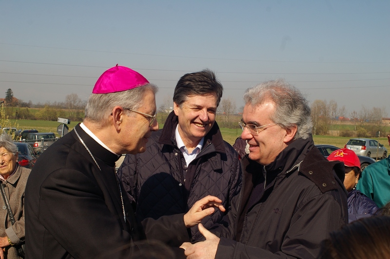 Saluto di S.E. Mons. Francesco Ravinale, Vescovo di Asti, a Franco Correggia, Presidente dell Associazione "Terra, Boschi, Gente e Memorie". Nella foto (centro) il Presidente della Camera di Commercio di Asti, Dott. Mario Sacco.