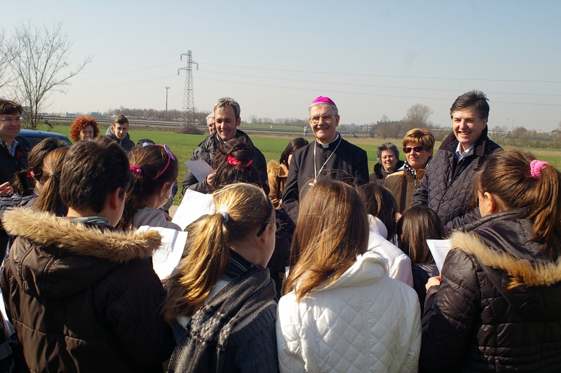 Foto ricordo con il Sindaco di Villanova d Asti, Dott. Christian Giordano, S.E. Mons. Francesco Ravinale, Vescovo di Asti, il Presidente della Camera di Commercio di Asti, Dott. Mario Sacco, e I bambini di Villanova d Asti.