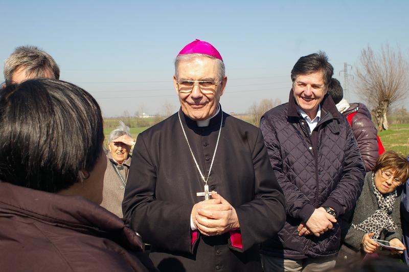 Saluto di S.E. Mons. Francesco Ravinale, Vescovo di Asti, a Laura Ortu (Vice Presidente dell Associazione a difesa della piana villanovese). Nella foto (dx) il Presidente della Camera di Commercio di Asti, Dott. Mario Sacco.