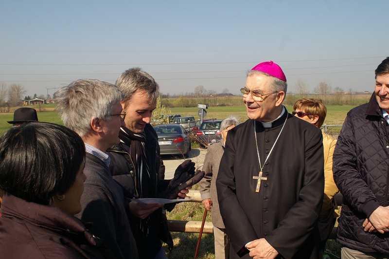 Saluto di S.E. Mons. Francesco Ravinale, Vescovo di Asti, a Laura Ortu (Vice Presidente dell Associazione a difesa della piana villanovese) e Angelo Porta (Presidente del Circolo Legambiente Valtriversa). Nella foto (centro) il Sindaco di Villanova d Asti, Dott. Christian Giordano, e (dx) il Presidente della Camera di Commercio di Asti, Dott. Mario Sacco.