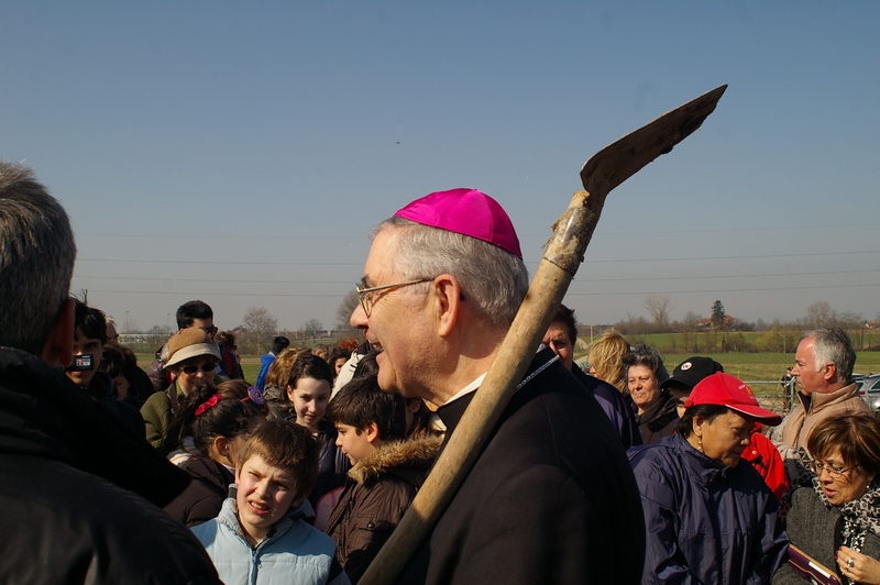 Avvio della piantagione una albero anche da parte di S.E. Mons. Francesco Ravinale, Vescovo di Asti.