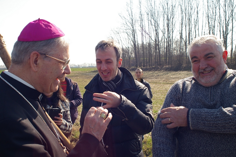 Avvio della piantagione una albero anche da parte di S.E. Mons. Francesco Ravinale, Vescovo di Asti.