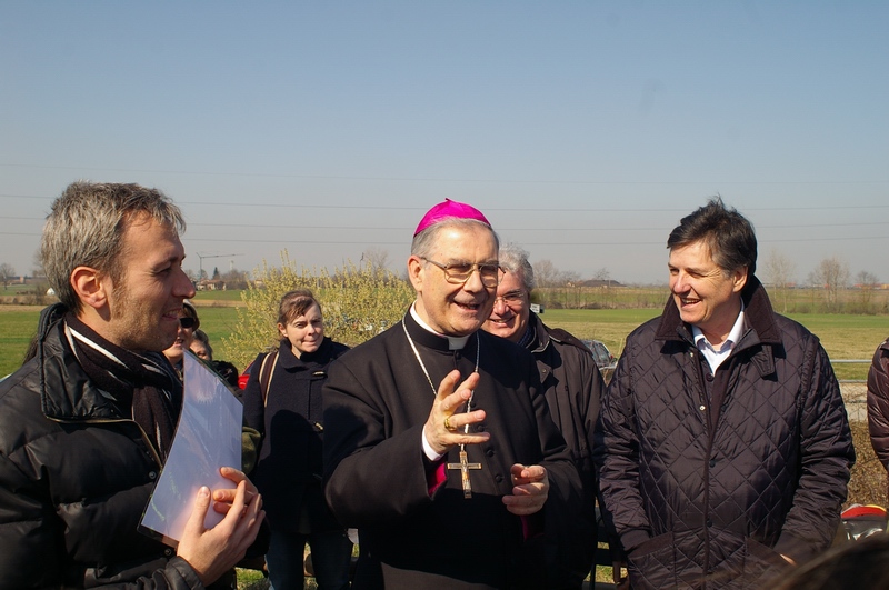 Benedizione ai presenti in occasione della piantagione dei Tigli lungo la Pista ciclabile di Villanova d Asti di S.E. il Vescovo di Asti, Mons. Francesco Ravinale. Nella foto: (sx) il Sindaco di Villanova d Asti, Dott. Christian Giordano, e (dx) il Presidente della Camera di Commercio di Asti, Dott. Mario Sacco.