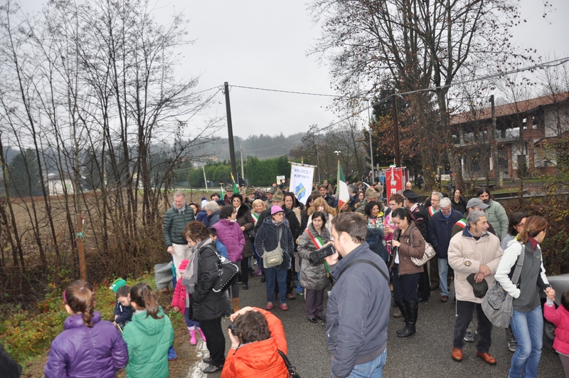 Veduta della grande folla presente al momento di festa per l avvenuta ricostituzione del viale alberato di Montafia.